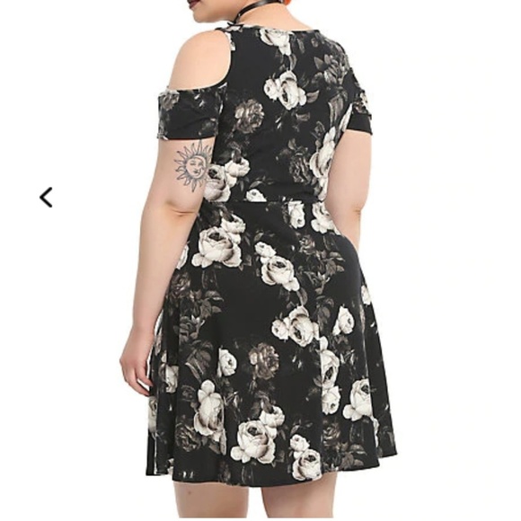 NWOT HOT TOPIC FLORAL DRESS 5X - Picture 2 of 2